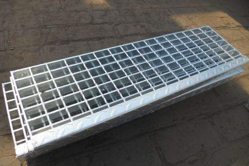 踏步板不能大批量?jī)?chǔ)備現(xiàn)貨的原因?